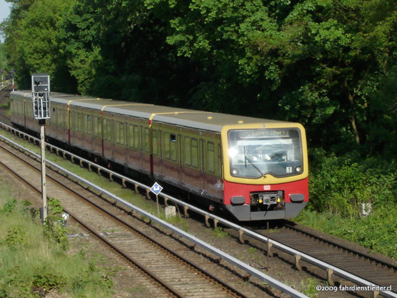BR 481 im Bahnhof Berlin-Reinickendorf
