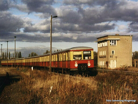 BR476 vor dem Stellwerk B1 Strausberg Nord